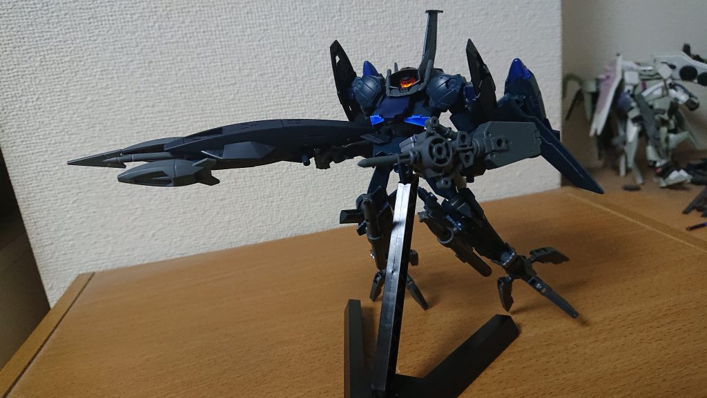 ＭＳ形態は変形の関係でMA形態時に脚部の外側を向いてた部位が内側に来てしまうのでやや不恰好に…