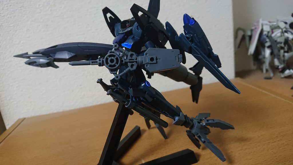 変形により膝に爆弾（魚雷）を抱えることに…