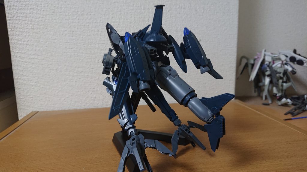 バックパック中央にはソナーユニットを搭載。