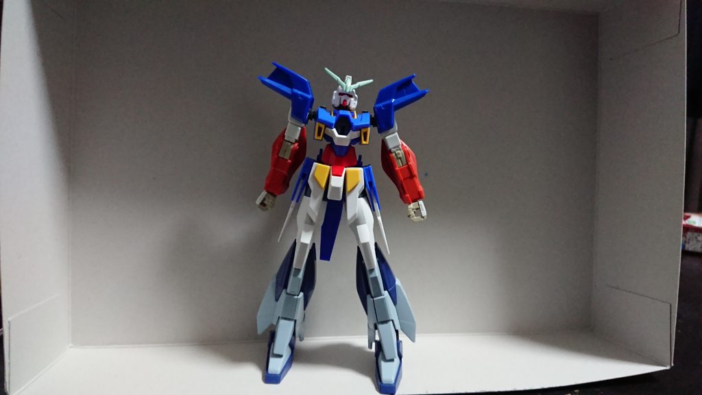 本体部分初期案使用したのはガンダムAGE2の胴体ガンダムスローネツヴァイの腕ライトニングガンダムの膝下部分です腕部分は肩のアーマー部分をガンダムグリープのものに変更しています取り付ける際にスローネツヴァイ側の径が少し大きいのでヤスリで削っています