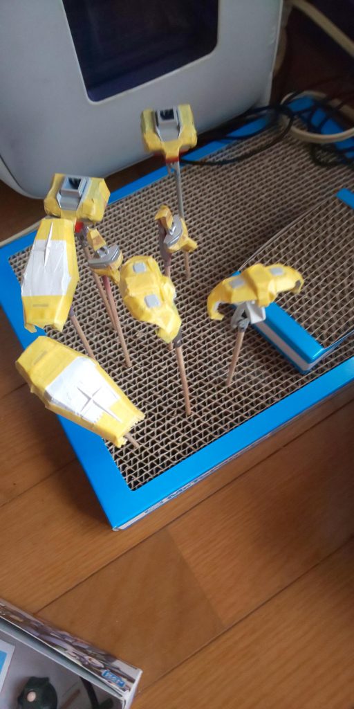 塗装真っ最中。今回塗装は失敗続きでリムーバーで剥がしイチからやり直したりもしました😓細かい部品の中で塗り分けが求められるということで、今回の制作では塗装を勉強させていただきました。