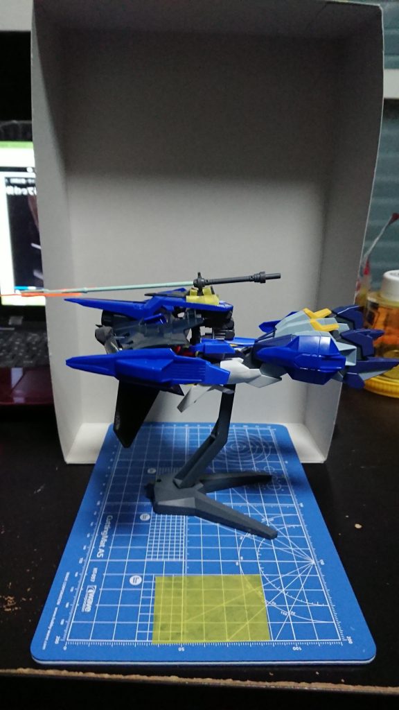 変形状態の確認をしながら色々と調整個人的に変形状態は・MSの顔が見えないようにする・縦長にならないがいいと思ったので変形時に顔を引っ込めるAGE2の胴体に上から何か被せれば見えなくなるだろうと思ったのが制作のきっかけだったりします。