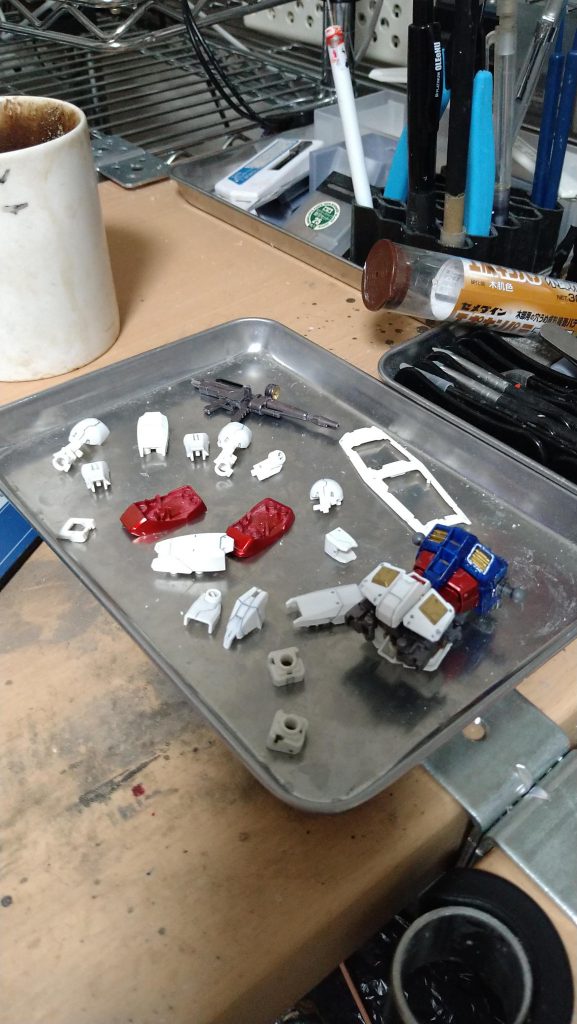 ガンダムマーカーEXの赤と関節に使ったガンメタリックは、発色もかなりいいので、オススメですよ