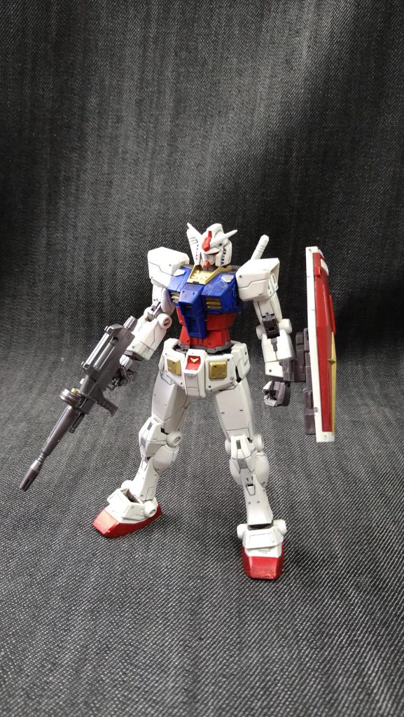 全体にスジ彫りを行い、プラ板でディテールを追加しています