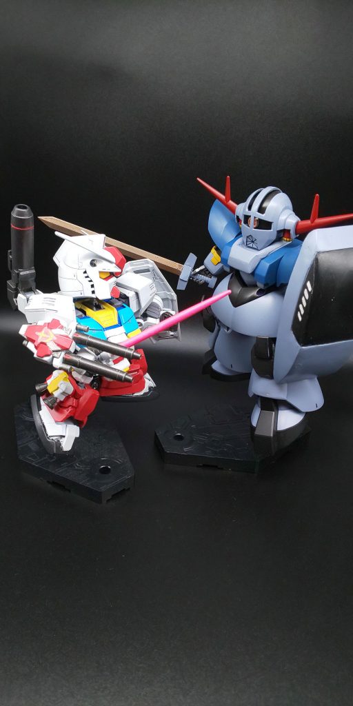 前回制作のパーフェクトガンダムとともに。MSV版ではなく、ネットで調べて出てきたROBOT魂(参考出品)のイメージで制作😆剣·握り手はコトブキヤさんのオプションパーツを使用。シールドはjwcadで絵を描いてラベルシールに印刷、プラ板に貼って切断·接着、隙間をエポキシパテで調整という🙊