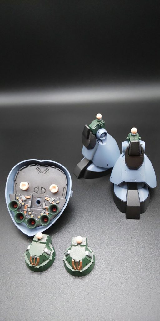 スカート裏側。HGドム膝関節部分·BB戦士ジオングバーニアにボールジョイント、スカートにボールジョイント受けを装着。付け替えが可能。(色に違和感🤣)