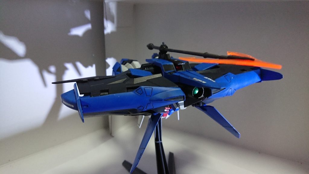 変形状態機体速度が大幅に上がり高速での飛行が可能。変形状態では機体上部に武器をマウントできます。そして、先端のバスターメガ粒子砲が使用できるようになります。バスターメガ粒子砲内部とレーザー通信システムの部分にはウェーブのHアイズを貼り付けてます。