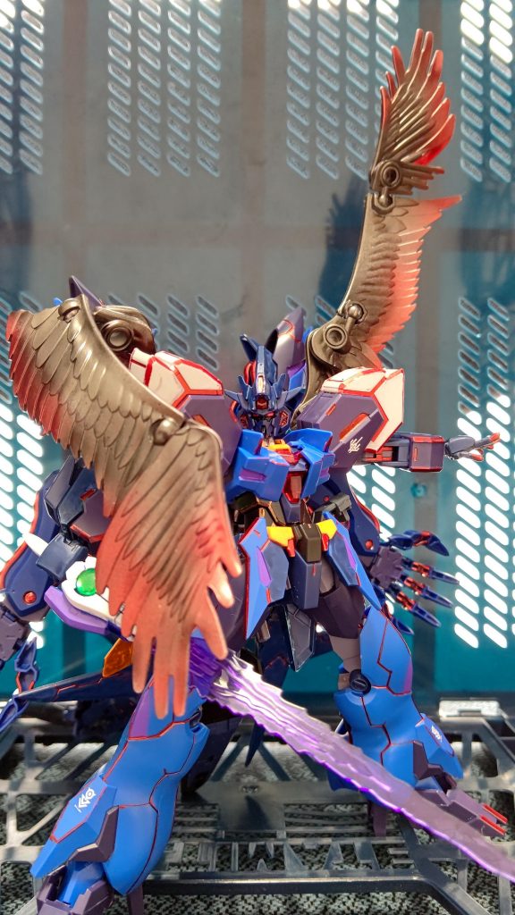 お気に入りのポージングです。片目だけ光が当たり妖しく禍々しく光っている感じでとても気に入っております。....まぁ、偶然撮れたのですが( ̄ω ̄;)