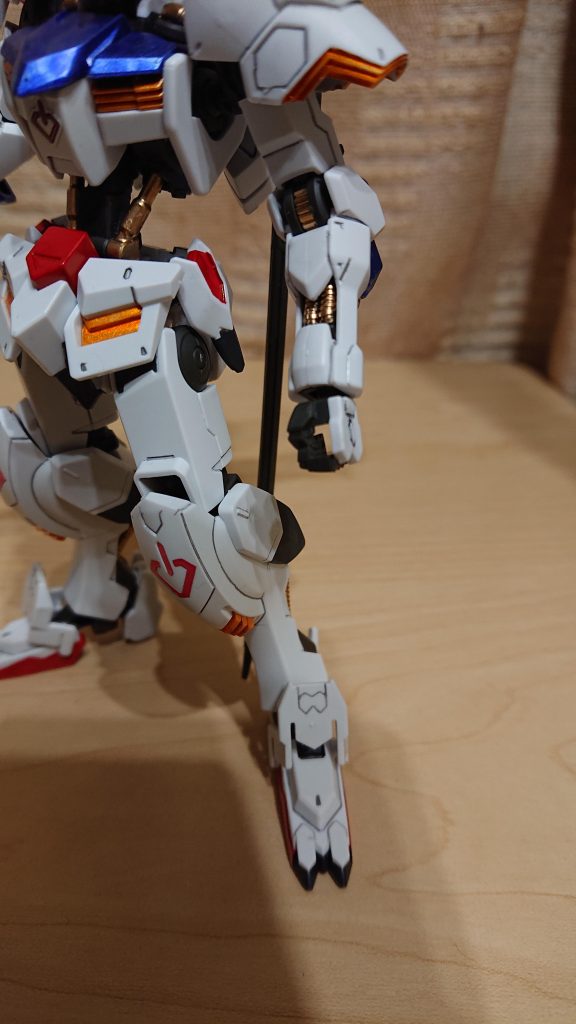 白い部分と内部フレーム？は無塗装で、メラミンスポンジで擦ってます。内部フレームは擦った後にレッドゴールドで部分的に塗装。