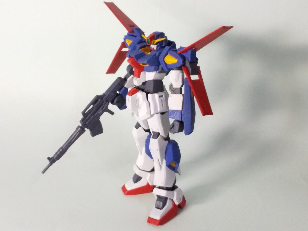 横。両肩の羽は何とか粒子に反応して斥力を発生させて飛行を可能にしたり、ビームを反射したりできるという設定です。