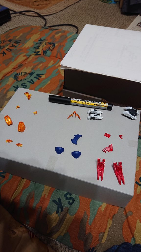 赤いパーツのみ塗装していません(爪除く)。 しかしバックパック白かったんだな。一体目のレクス制作のときは気付かなかった。