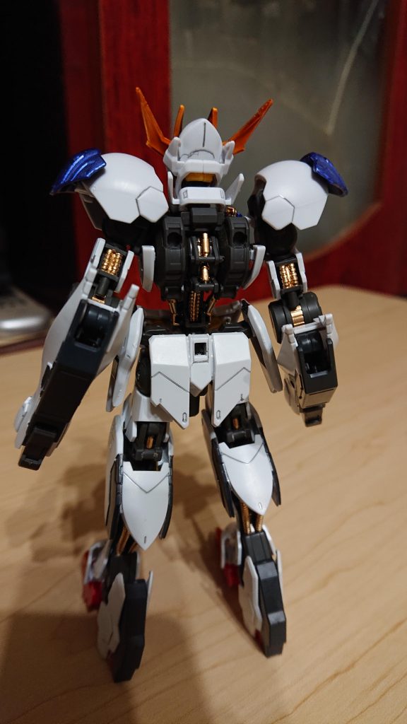 前の二体のバルバトスもレクスも一様見えない部分をレッドゴールドで塗装してました。