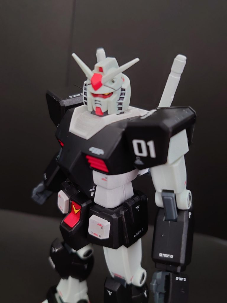 結構、マッシブなプロポーションでアニメに近い感じだと思っとります👍
ただ、腰回りが一体成型で足がほとんど開かないので「カトキ立ち」が精一杯です😭