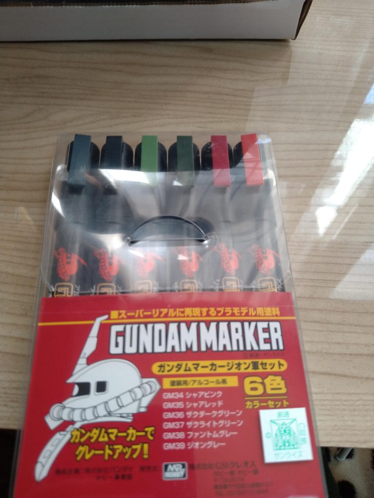 配色はリアルタイプカラーをイメージし、塗料はジオン軍マーカーを使用しました。