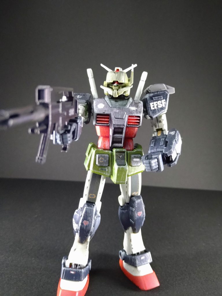 ビームライフルと両手はHGUCジムⅡを使用。ビームライフルの塗装には、新色の