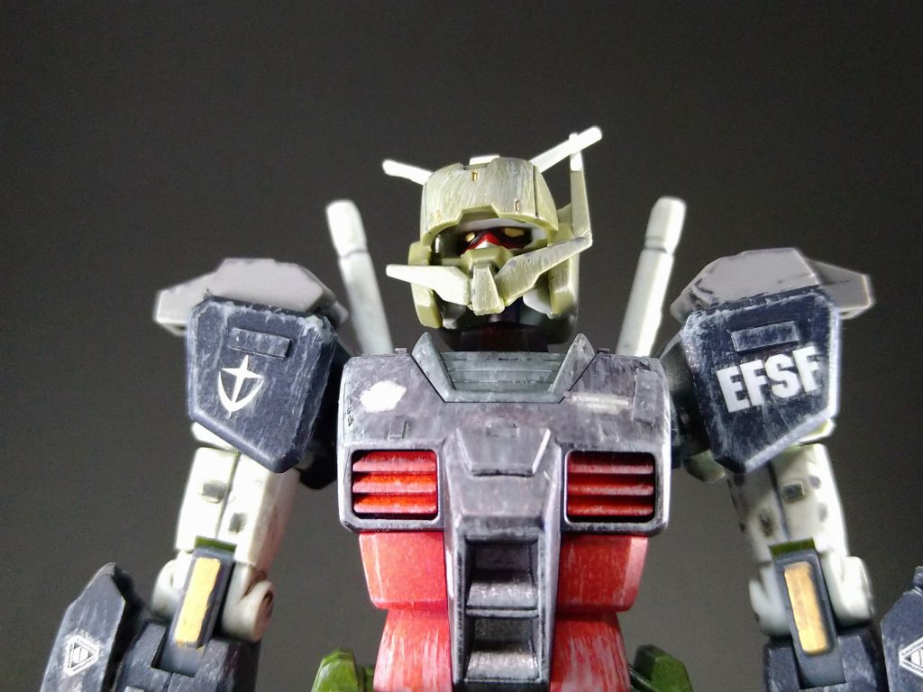 頭部にはヘッドギアを装着。ツインアイはガンダムマーカーで塗装してあります。