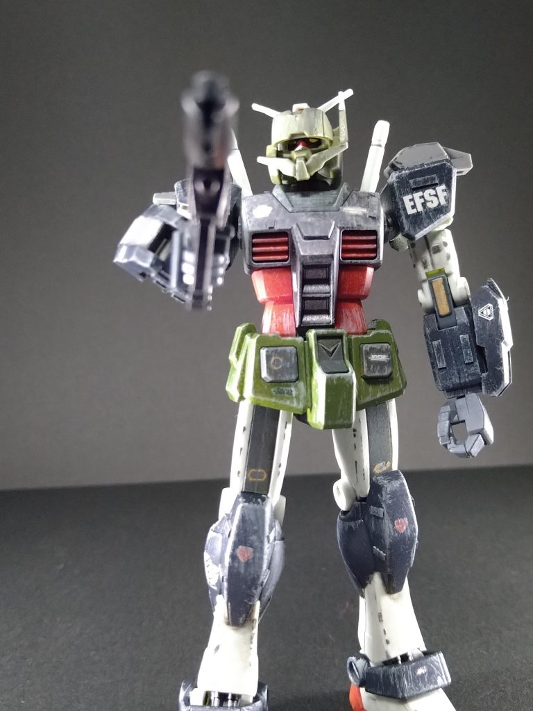 可動は狭いので、似たようなポーズしかできませんが、以下何枚か。