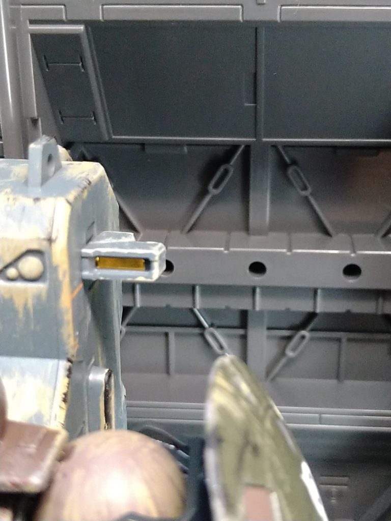 左側には投光器を付けてあります。