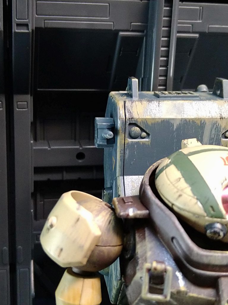 背部のランドセルには拡張できる箇所があるため、右側には30MMから機関銃を、