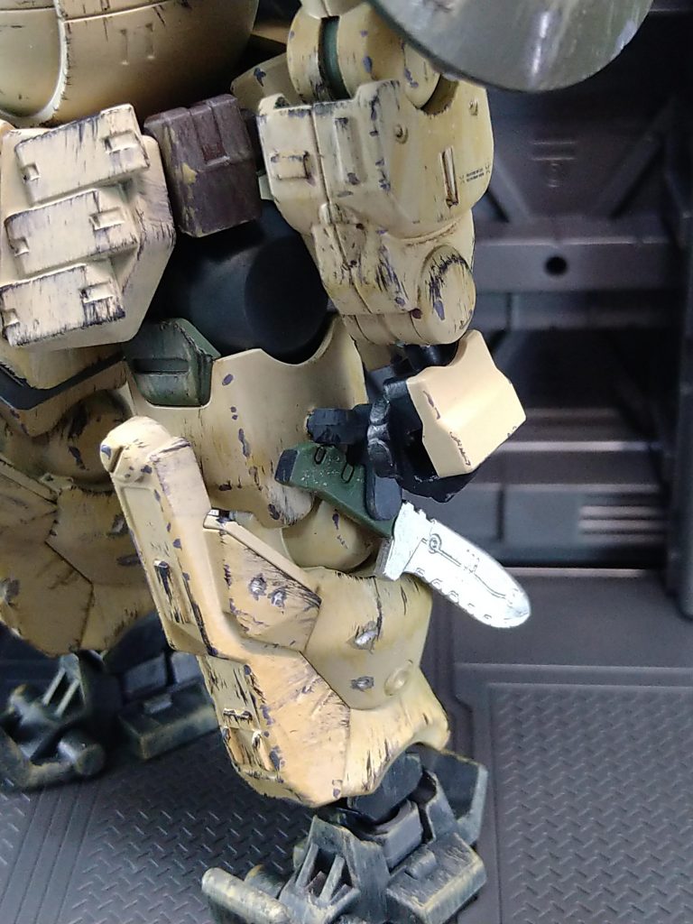 脚部を重点的にリューターで削ってダメージ加工をしてみました。