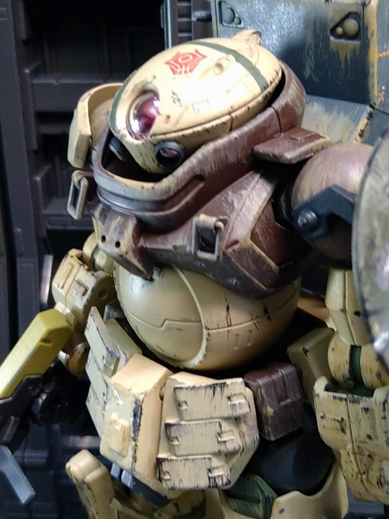 ミリタリー感を表現するため、市販のフックパーツを胸部や、