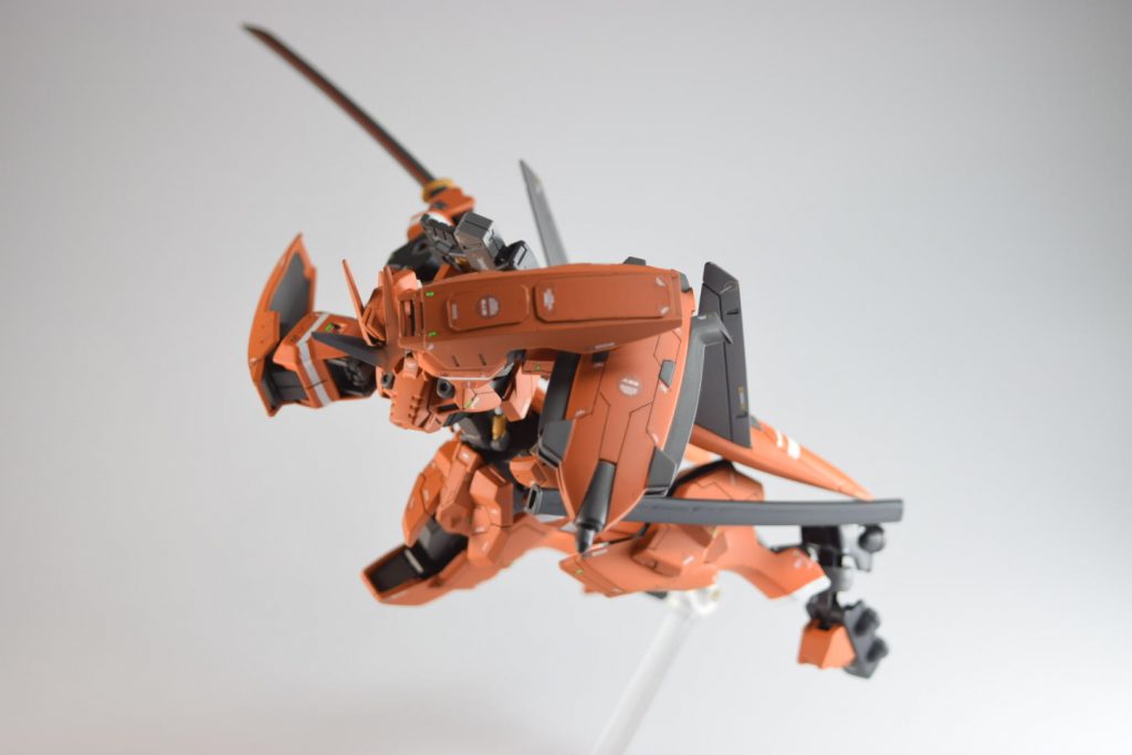 このポーズは某雷の呼吸の人のを真似ました。