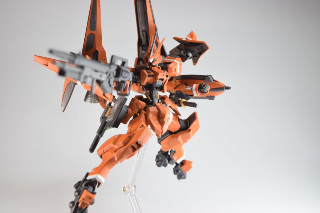 メインウエポンのライフルはビームと実弾の両方を備えている設定です。あくまでGBN用の機体だからガンダムフレームがビーム使ったっていいじゃないかという思いで作りました。ここまでご覧いただきありがとうございました👍