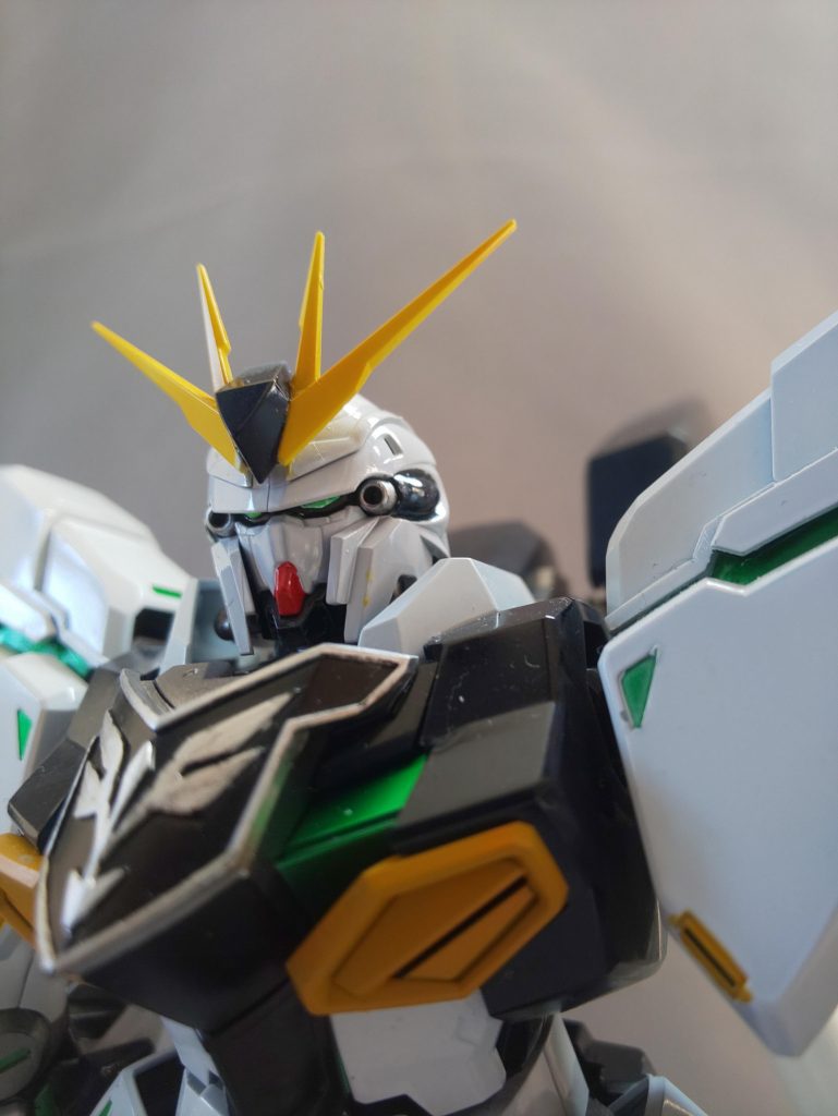額はガンダムに寄せたかったので、Hi-νから移植。角が着いただけであとは何も変えてないのですが、それだけで全く違和感ないガンダム面になりました(*´∀`)エングレービングは筆塗り…筆上手くなりたい(つд;)