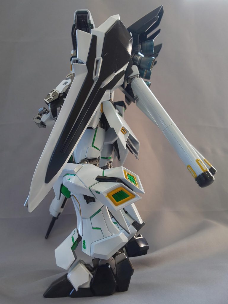 フロントアーマーから脚部にかけても、違和感が出ないように、なおかつユニコーン系に近づくようにタガネで彫りこみサイコフレーム表現を。メタリックグリーンのスミイレで細い部分を彩色しても良かったのですが、他のグリーンがキャンディ塗装なので、表現を統一するためにほっそい部分もあえてマスキング。スーパークロームシルバー→クリアグリーン→地獄のマスキング→白雪色→クリアホワイトで仕上げてます。