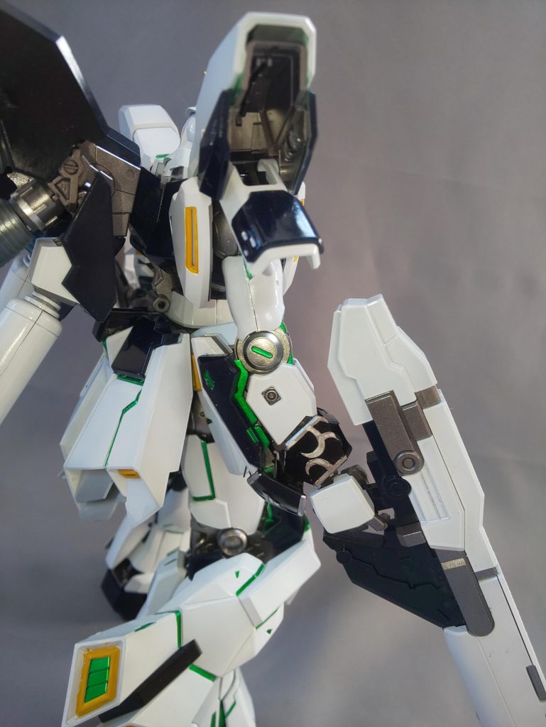 腕部は紺のパーツをずらして、中にサイコフレームが見えるように。