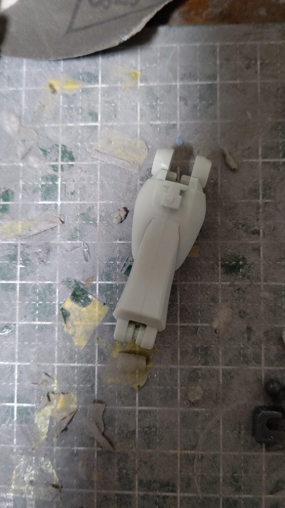 スネは合わせ目処理をしました。埋まっている感をなくすため、スジ彫りをしました。