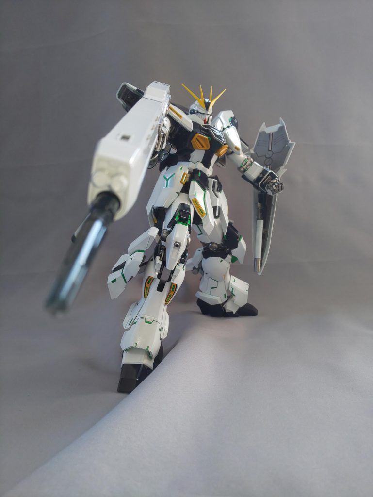 最後に射撃ポーズでも。膝裏にもサイコフレーム仕込んでます。アナハイム版純正シナンジュ、みたいに仕上がったのでは無いでしょうか。白シナンジュ…ありだなぁ、ver.Ka買うか迷います(笑)