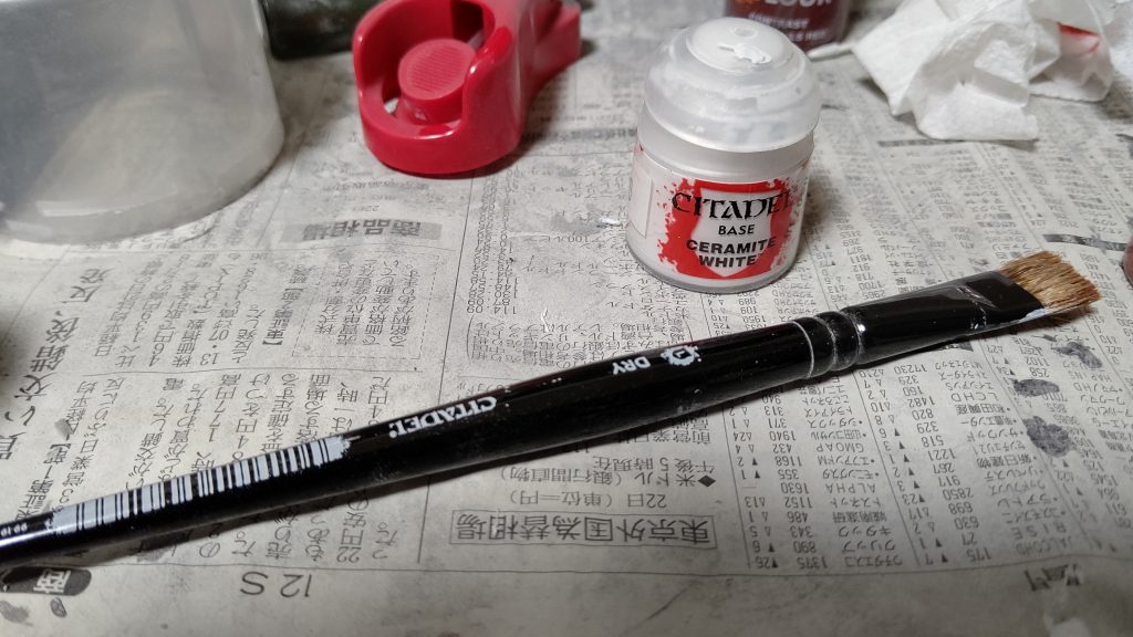 白のドライブラシで使ったドライ用の筆に白をつけて、ティシュでふき取り、エッジをドライブラシしました。