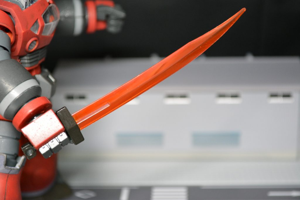 ヒートソード透明の刀身は赤と黄色のクリアを吹いてオレンジにしました。