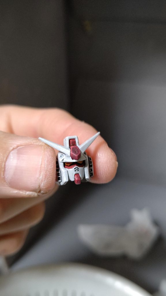 グレーシーアのスプレーでは単調なため、セラマイトホワイトでドライブラシをして立体感を出しました。