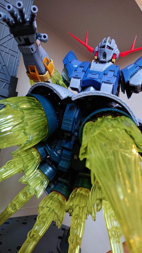 あまりよく見えませんが、ちょいちょいシルバーとゴールドの機器部品に着色しました。