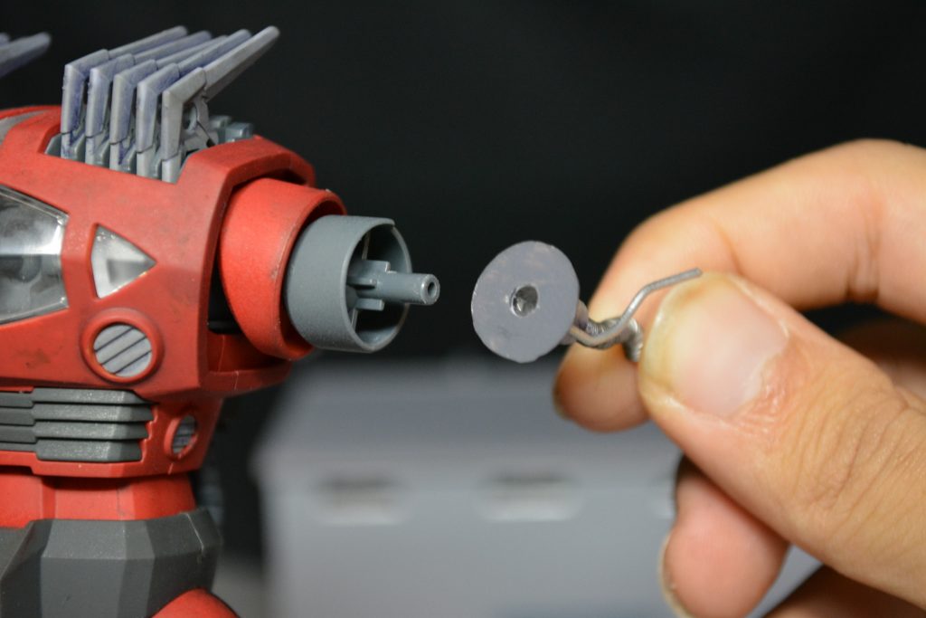 損傷左腕は軸にさせるようにプラ板とプラパイプを基盤にアルミ線とバネを配置しました。