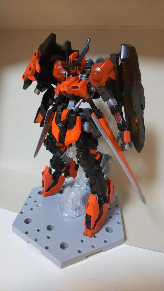 機体正面カラーリングは研究者が搭載した機能を十全に扱えるようにと専用の塗料を使用している。脚部には肩部に接続されたシールドライフルのマガジンが備え付けられている。