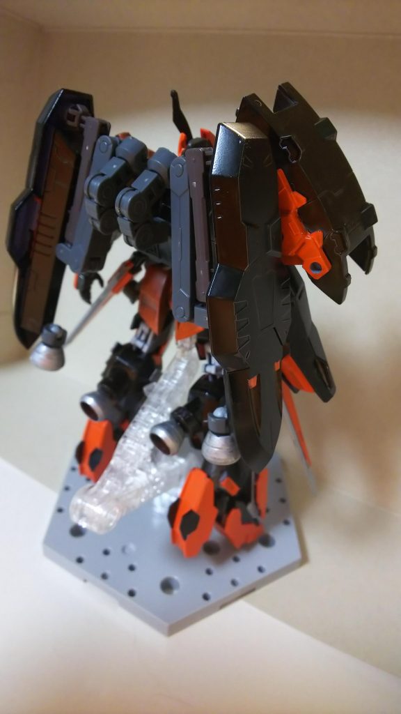 背面様々な機能を有した『ヴァリアスブースター』主にブースターとして活躍し、非推奨であるがシールドとしても扱える強固さを持っている。