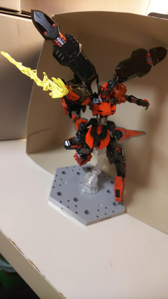 ウェポン-3「溶断破砕マニュピレータ(仮)」本機体の本来のコンセプト。ナノラミネートアーマーの『長時間続く熱源』という弱点に対して『一点に対して超高熱の液体金属を突き込む』ことでアーマーごと瞬時に破壊することを目的とし開発、搭載された。しかしガンダムフレーム機といえどその熱に耐えきれる保証は無い故セーフティーとして『3分』の使用制限があり、使用する際はヴァリアスブースターの排熱機構が展開する仕組みとなっている。