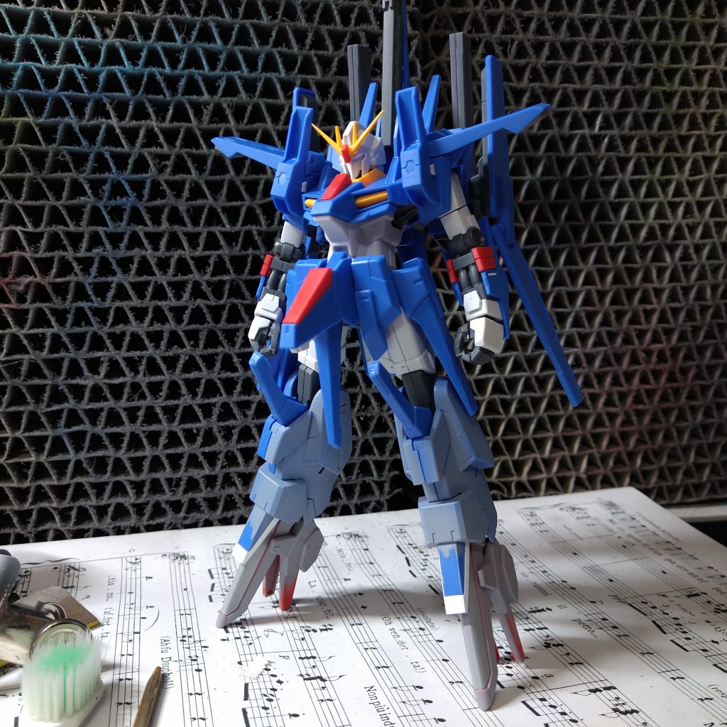 仮組み中。一応自立はできるのですが、あまりにも足元が不安すぎます…