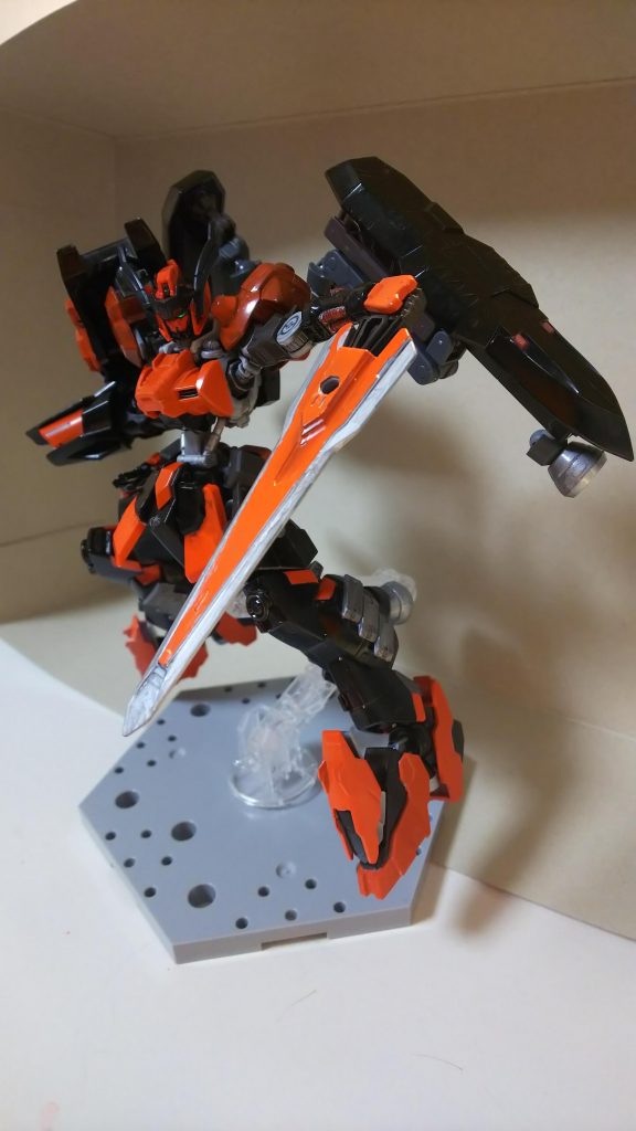 ウェポン-1「グラディウス」サイドスカートに取り付けられた両刃の剣基本的にはMAに随伴する小型MAに対して使用、投擲用としても活躍する。