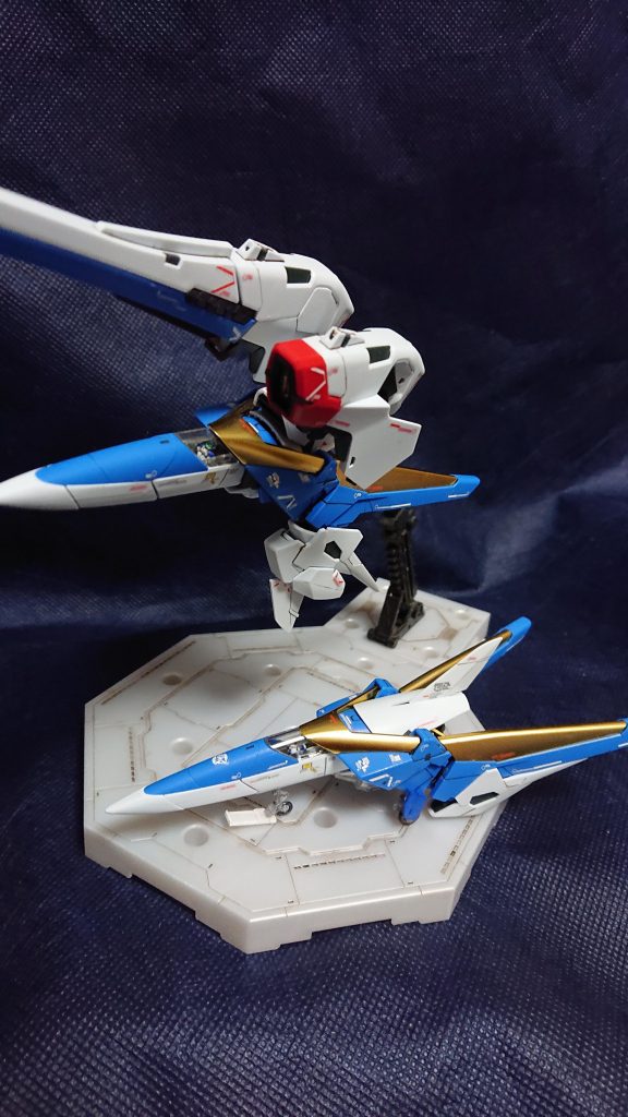 ２台のコアファイター。組み立てしているだけでどんどんシールが剥がれていきます(笑)気付くと手にデカールシール😵