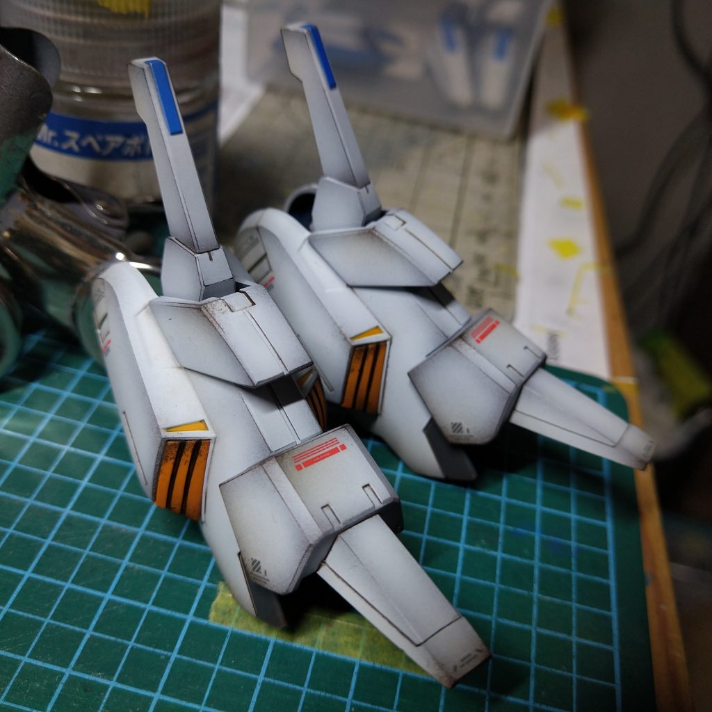 ガンプラは自由なので、カラーリングを変更してます。下半身を白基調にする事で、主人公感のあるカラーリングを目指しました。