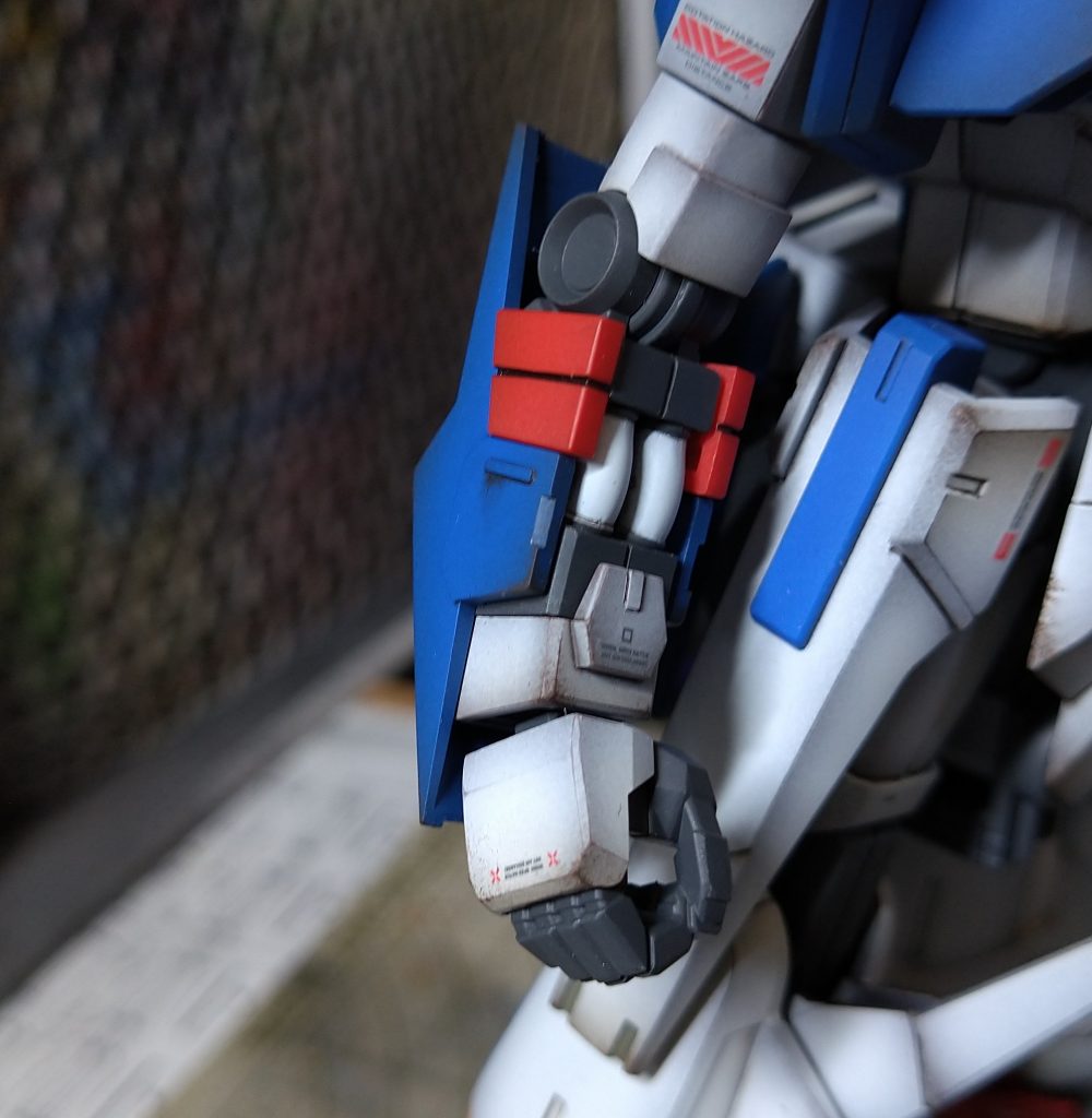 手首のパーツがあまりにも不安定なので、しっかりと接着。しかしその際、関節パーツの表裏を間違えてしまい、二の腕が前後逆にしかつかなくなってしまう痛恨のミス…。けど言わなきゃバレへんしへーきへーき！