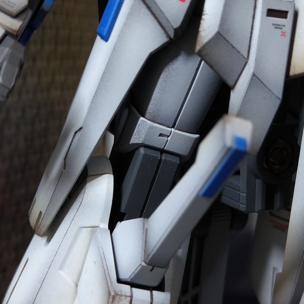 フトモモ。関節挟み込み式のパーツの宿命とも言える合わせ目の発生。なんとか誤魔化したくて彫り込んだりしてますが、結局中途半端になってしまった…