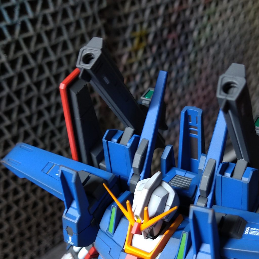 両肩のバズーカの先端や胸部等に、スジボリやプラバンを使ったディテールアップを施してます。