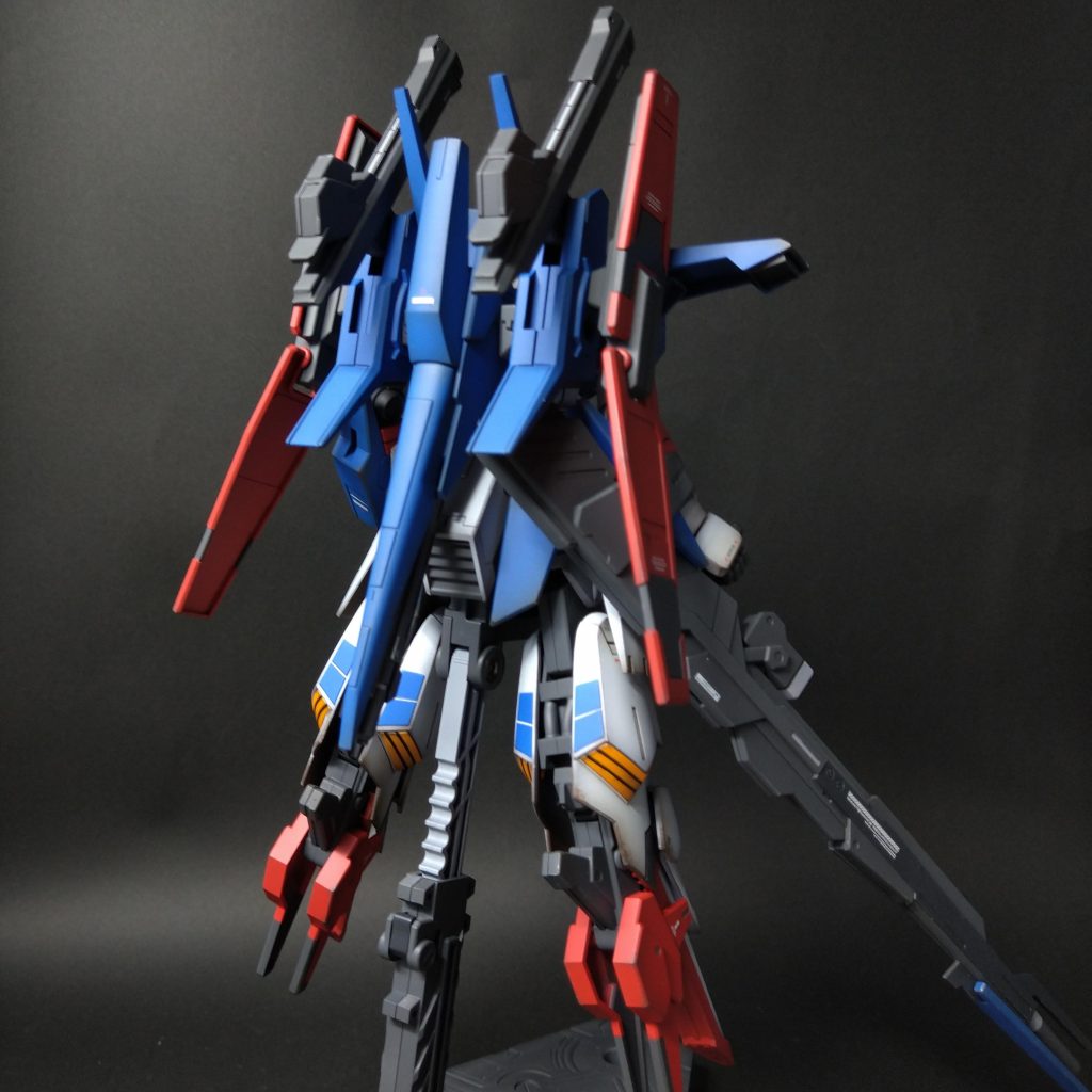 ハイヒール、かつヘビーなバックパックと。完全に台座ありきのモデルですね。むしろ潔さも感じます。