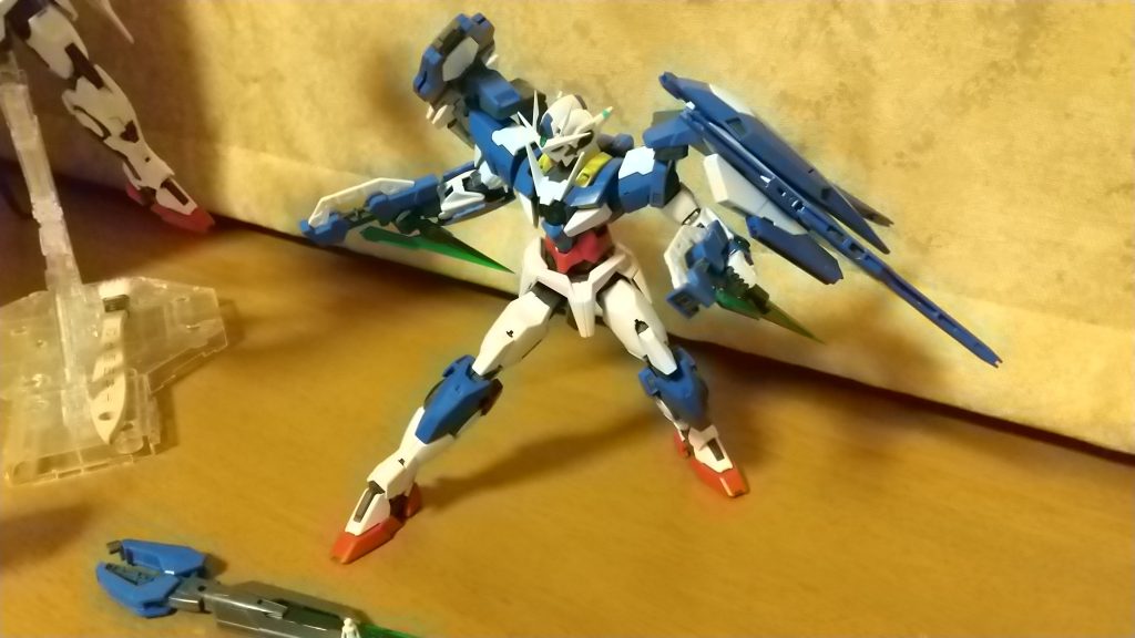 素組で遊んでいたころです。可動範囲が広くて、フルセイバーユニットの組み替えパターンも多いおかげで、いろいろ遊べる良いキットですね。MG製作２個目ですけどバンダイさんの進化に脱帽です。旧キットを必死に改造していた少年時代が懐かしい。