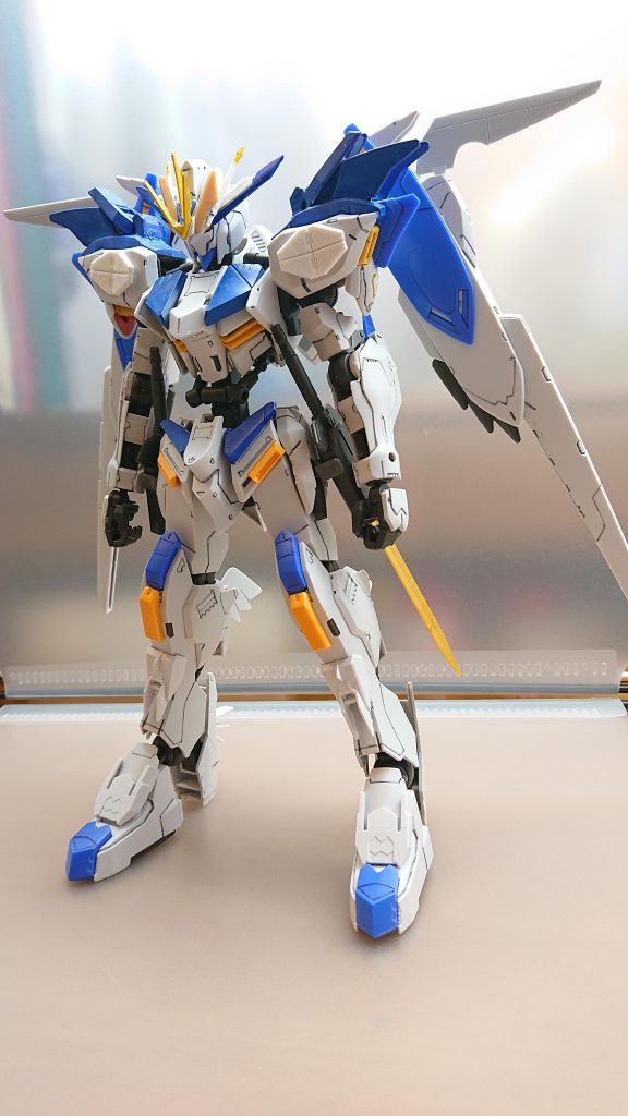 バエルアンギル防衛軍の特殊部隊の1つ白天騎士団の団長機100年前に引き起こされた大戦、終末の日にエデンと共に戦っている終末の日が終わり以降も長い間世界を守る為に戦闘に赴き今もなお騎士団を率いて最前線で活躍している機体そのものが世界の平和の象徴とされており本部がおかれている王国では知らない人はいない接近戦を得意としており2本の剣を使用した戦闘を行い遺物を使用する機体やモビルアーマーなどと互角に渡り合うことができる飛行能力も持っており長時間の飛行を可能としている